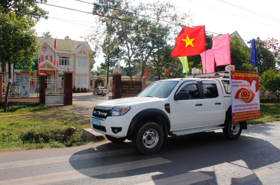 Xe tuyên truyền lưu động về bầu cử của Phòng Văn hóa - Thông tin huyện Buôn Đôn truyên truyền dọc tuyến tỉnh lộ 5, đoạn qua xã Ea Bar.