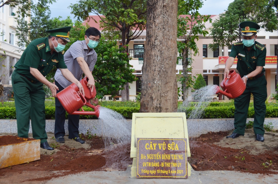 Bí thư Tỉnh ủy Nguyễn Đình Trung và lãnh đạo Bộ Chỉ huy BĐBP tỉnh trồng cây lưu niệm.