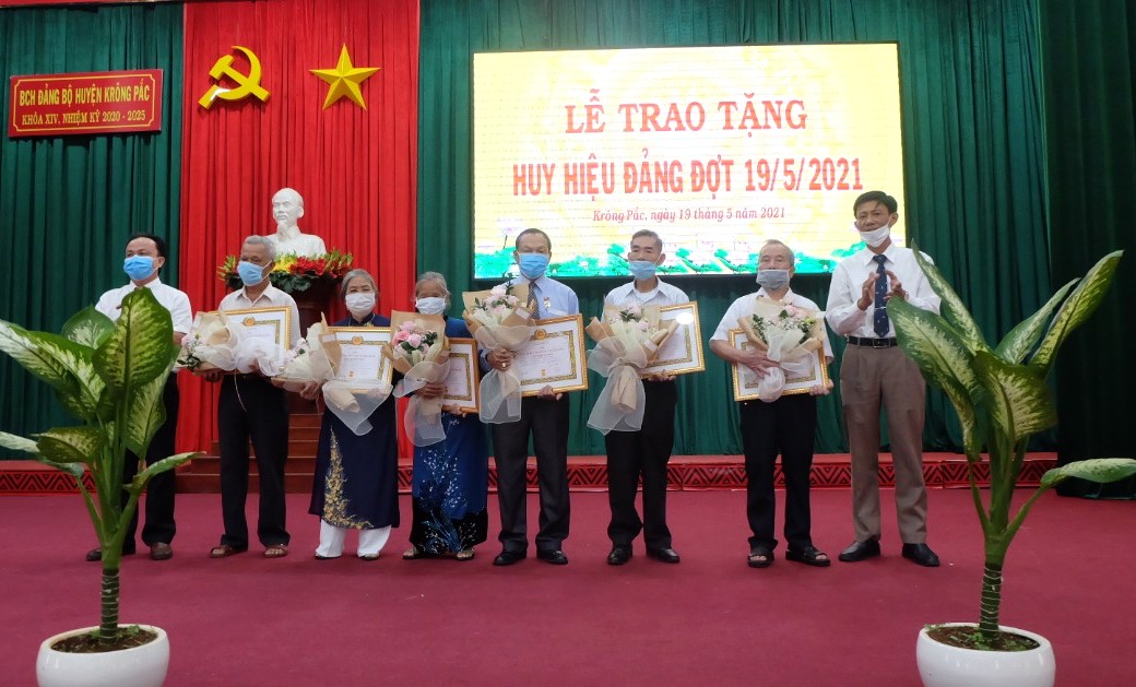 Các đảng viên thuộc Đảng bộ thành phố Buôn Ma Thuột nhận Huy hiệu 55 năm tuổi Đảng tại buổi lễ.