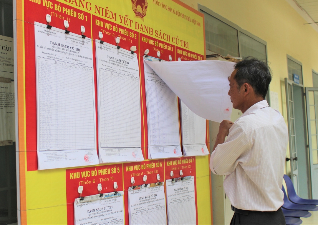 Người dân xem danh sách cử tri được niêm yết tại trụ sở UBND xã Khuê Ngọc Điền.