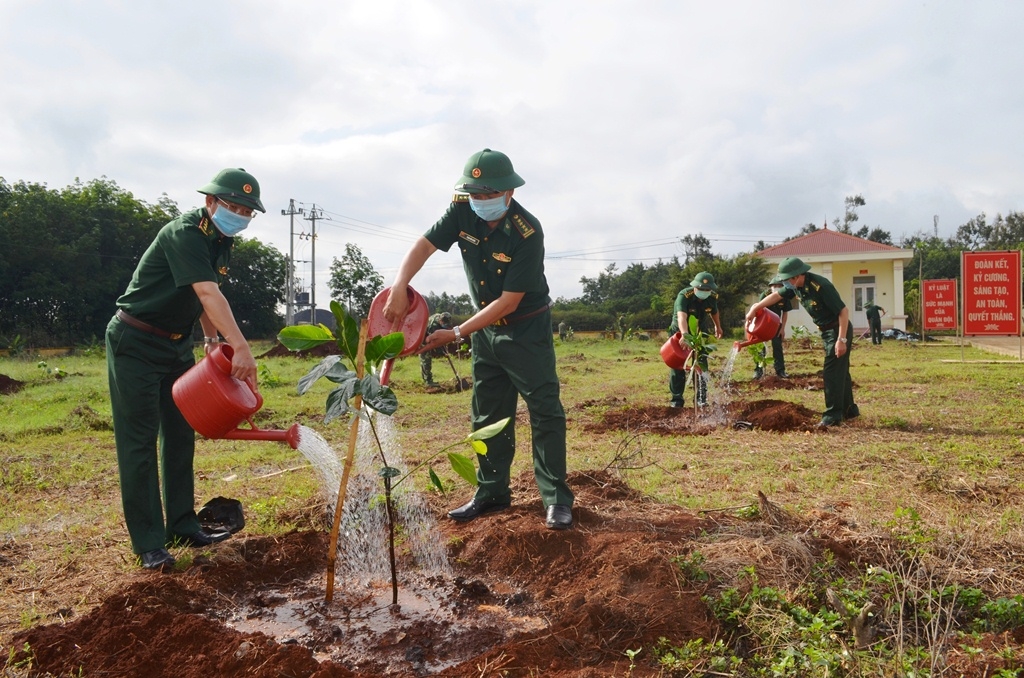 Cán bộ, chiến sĩ khối cơ quan Bộ Chỉ huy tổ chức trồng cây trong khuôn viên đơn vị