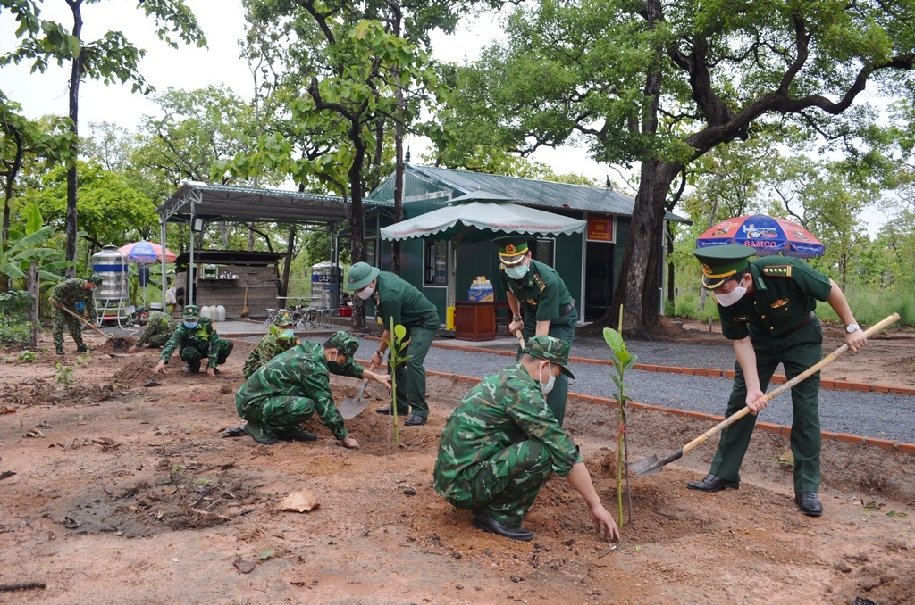 Hoạt động trồng cây tại chốt kiểm soát phòng, chống dịch Covid-19 Đồn Biên phòng Ia Rvê