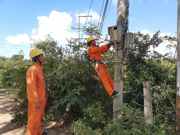 Công nhân Điện lực M’Drắk sửa chữa hệ thống công tơ để bảo đảm nguồn điện phục vụ tốt cho công tác bầu cử. 