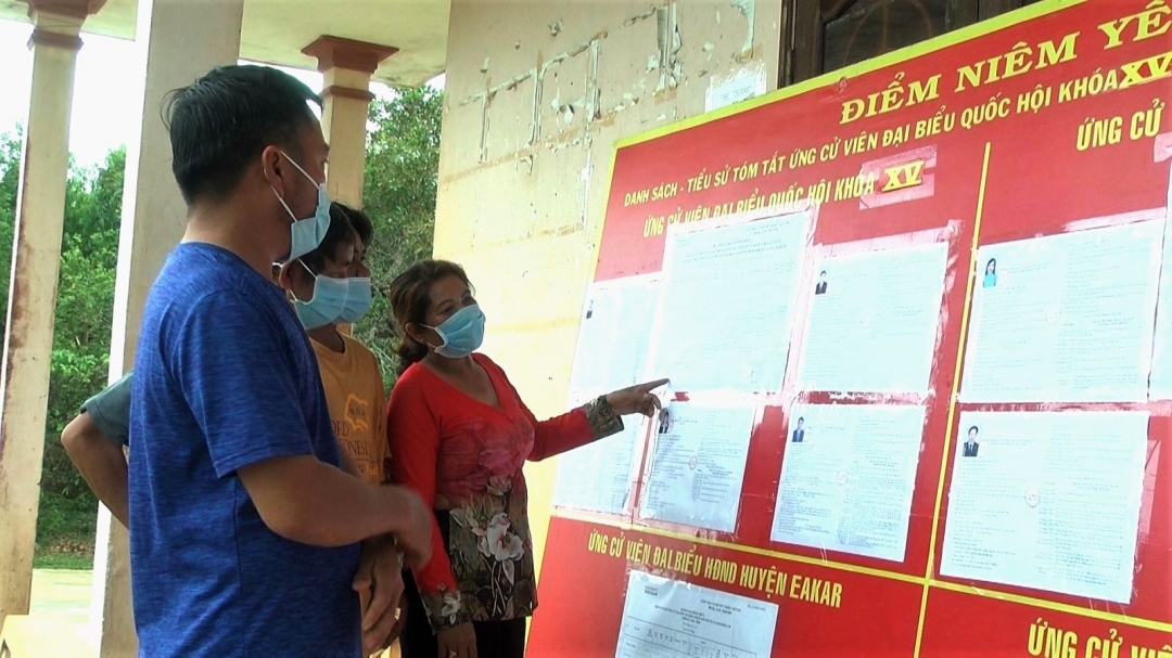 Cử tri buôn Trưng, xã Cư Bông (huyện Ea Kar) tìm hiểu danh sách các ứng cử viên ĐBQH khóa XV và đại biểu HĐND các cấp nhiệm kỳ 2021 - 2026.