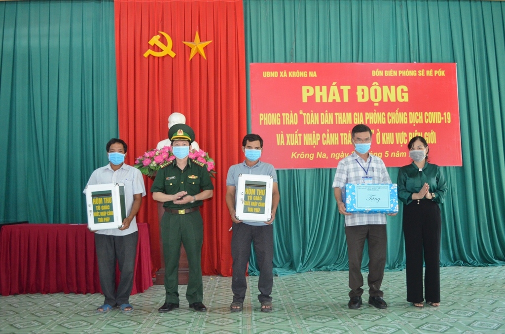 Bộ Chỉ huy BĐBP trao tặng hòm thư tố giác tội phạm và khẩu trang y tế tại xã Krông Na