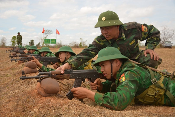 Binh nhì Lê Anh Việt (người đầu tiên) huấn luyện  ngoài thao trường. 