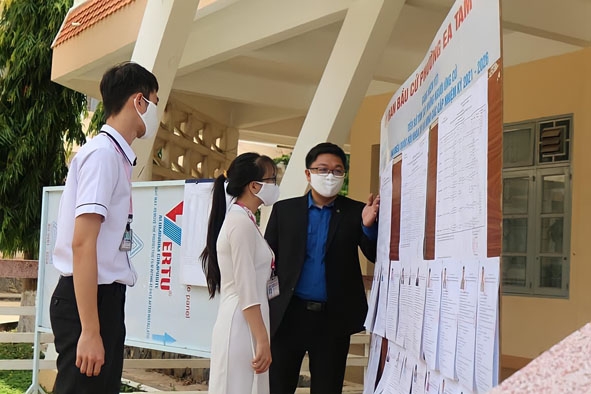Đoàn Trường Đại học Tây Nguyên hướng dẫn cử tri trẻ những nội dung liên quan đến bầu cử.