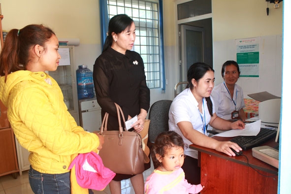 Thành viên Đoàn giám sát của Ban Văn hóa - Xã hội, HĐND tỉnh tìm hiểu công tác khám chữa bệnh BHYT  tại Trạm Y tế xã Krông Jing, huyện M'Drắk.