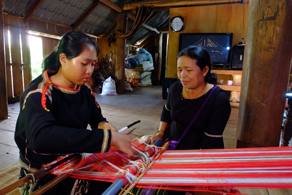 Giữ gìn nghề dệt thổ cẩm truyền thống ở buôn Tơng Ju ở xã Ea Kao góp phần phát triển các sản phẩm du lịch văn hóa tại địa phương.