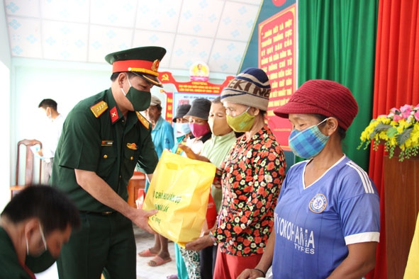 Lãnh đạo Bộ Chỉ huy Quân sự tỉnh trao quà tặng người dân huyện Krông Bông.  