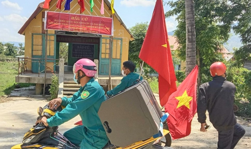 Đoàn viên thanh niên xã Yang Mao tuyên truyền bầu cử bằng loa kẹo kéo.