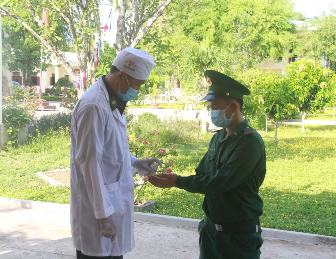 Các cử tri đeo khẩu trang và rửa tay sát khuẩn trước khi vào khu vực bỏ phiếu