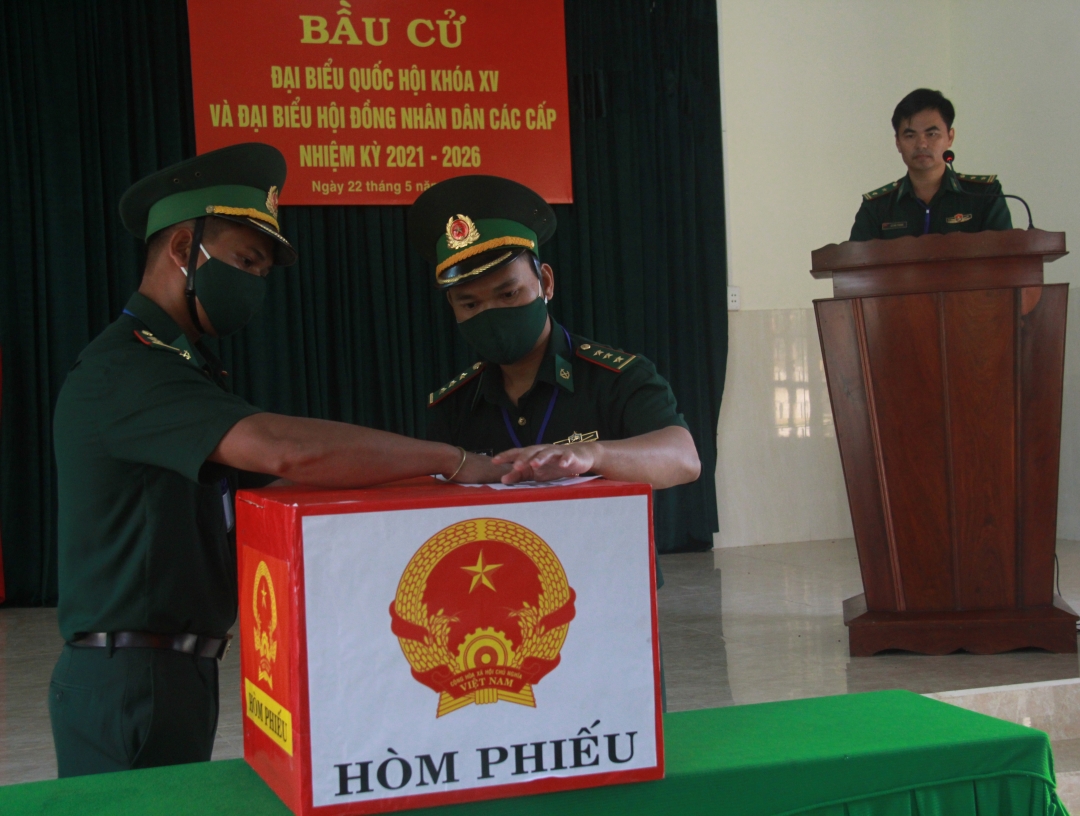 Thùng phiếu được kiểm tra và niêm yết đúng quy định