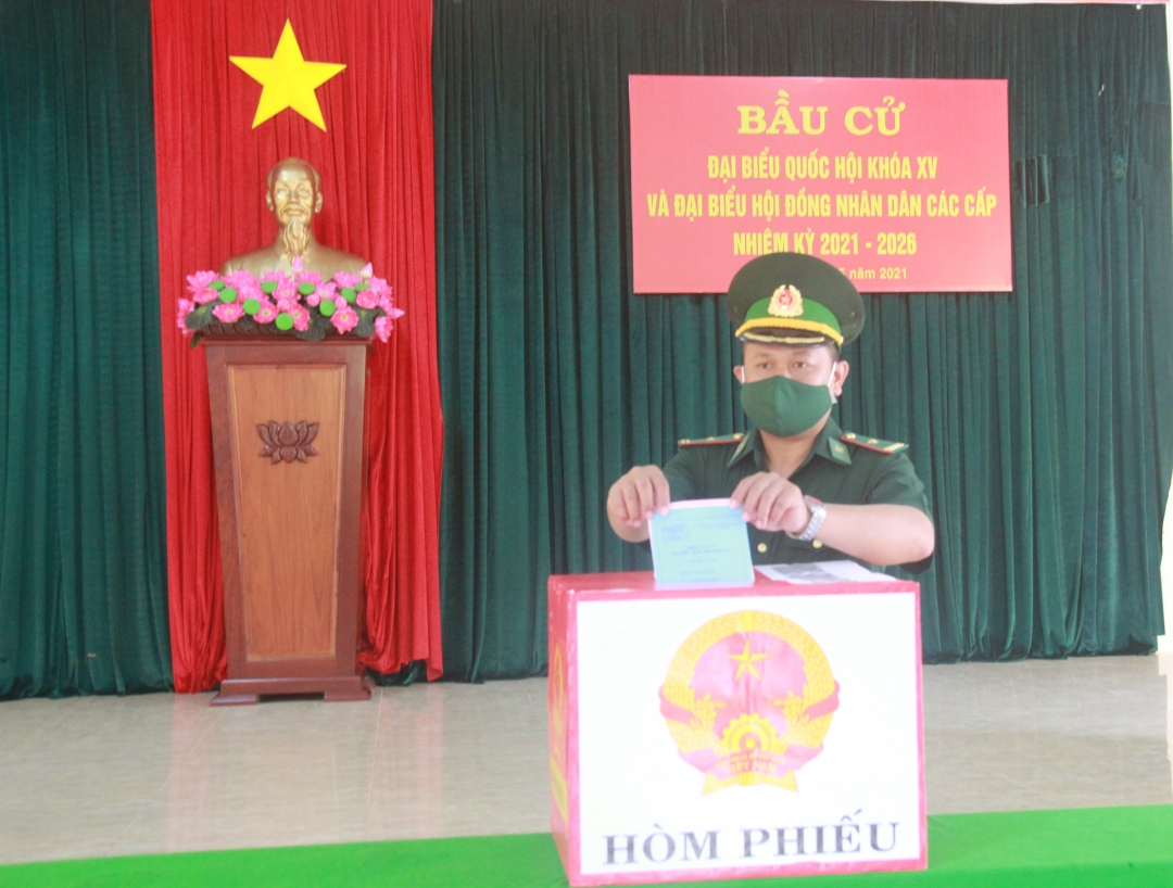 Thiếu tá Đỗ Thế Cường - Đồn trưởng Đồn Biên phòng Cửa khẩu Đắk Ruê là người đầu tiên bỏ phiếu