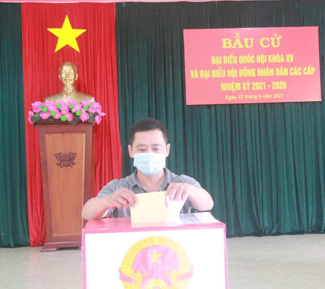 Một cử tri vẵng lai bỏ phiếu 