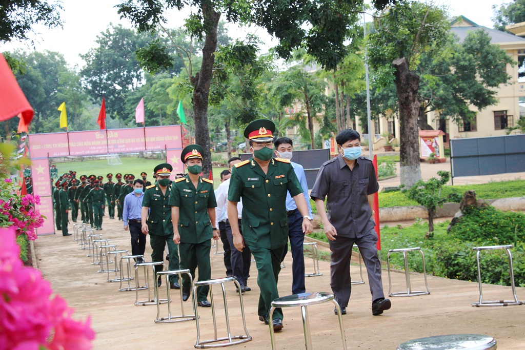 Các đại biểu tham dự khai mạc và giám sát bầu cử