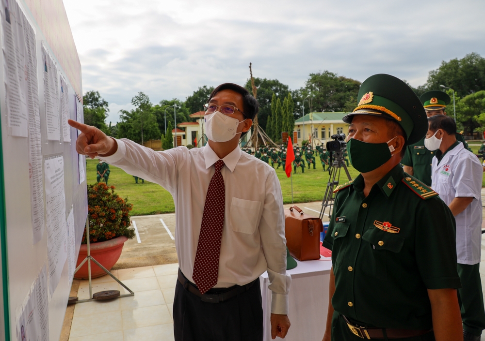 Đồng chí Nguyễn Đình Trung, Ủy viên Ban Chấp hành Trung ương Đảng, Bí thư Tỉnh ủy, Trưởng Ban Chỉ đạo bầu cử tỉnh kiểm tra công tác bầu cử trước giở bỏ phiếu. Ảnh: Hoàng Gia