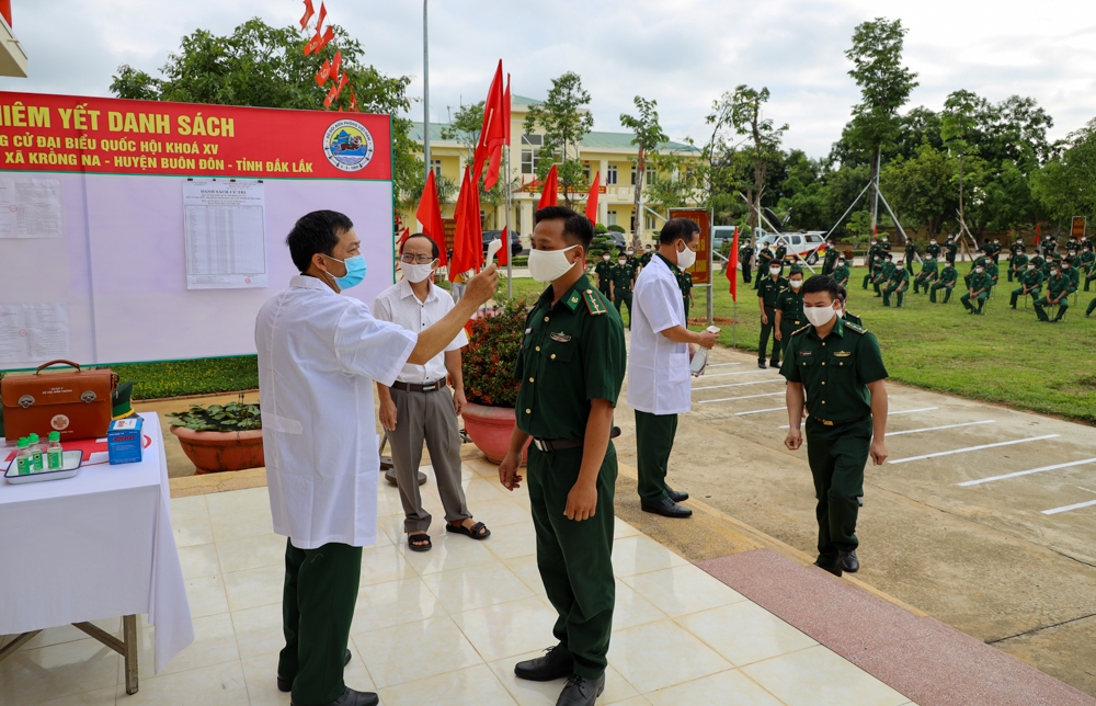 Triển khai công tác phòng, chống dịch COVID-19 tại khu vực bầu cử. Ảnh: Hoàng Gia