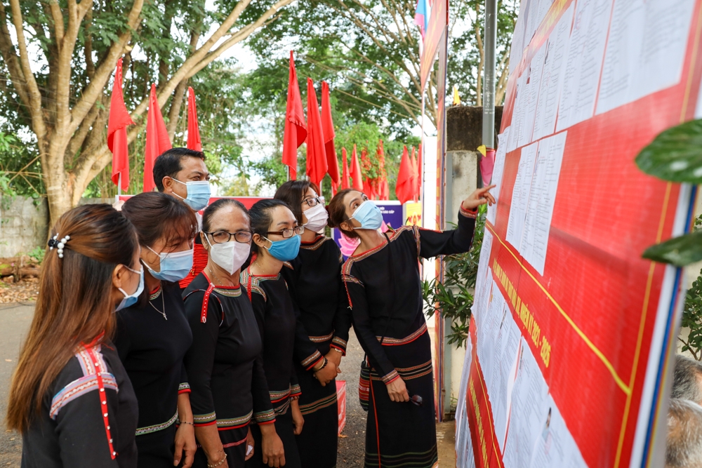 Cán bộ, chiến sĩ tìm hiểu thông tin những người ứng cử đại biểu Quốc hội và HĐND các cấp. Ảnh: Hoàng Gia