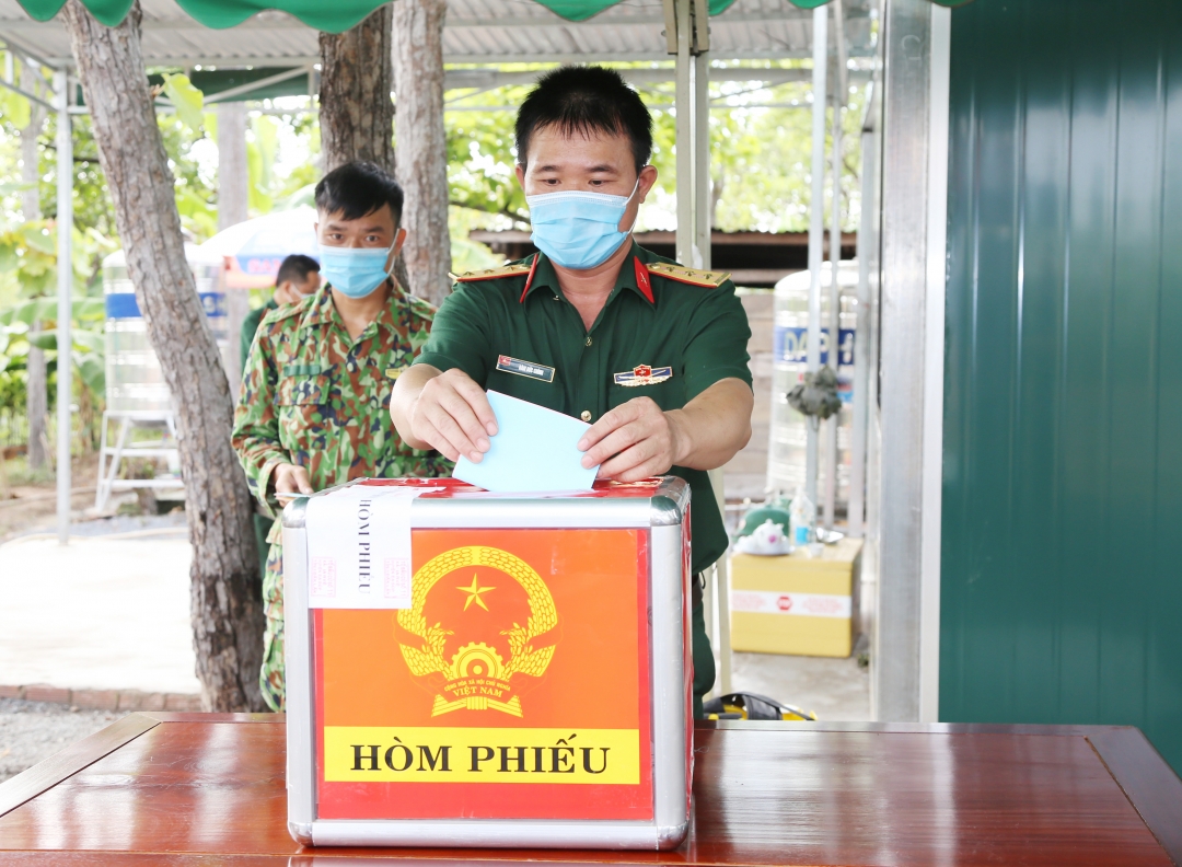 cán bộ, chiến sĩ Đồn Biên phòng Ia Rvê thực hiện quy trình bầu cử tại Chốt kiểm soát phòng, chống dịch bệnh COVID-19.jpg