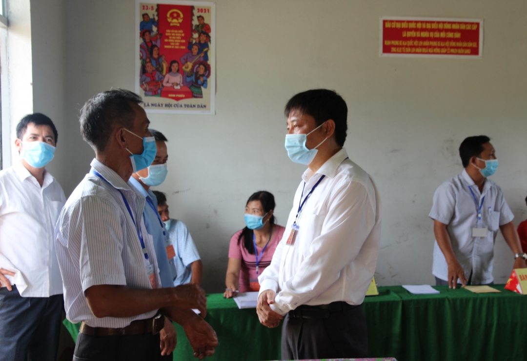 Bí thư Huyện ủy, Trưởng Ban chỉ đạo bầu cử huyện MDrắk Hồ Duy Thành đi kiểm tra công tác bầu cử tại khu vực bỏ phiếu số 3, xã Ea Riêng.