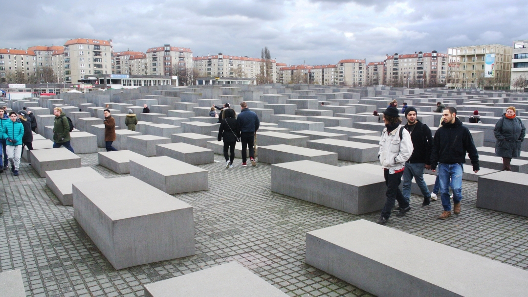 Du khách tham quan Đài tưởng niệm Holocaust. 