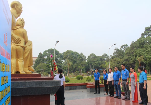 Dâng hoa tưởng niệm tại Tượng đài Bác Hồ với thiếu nhi các dân tộc.