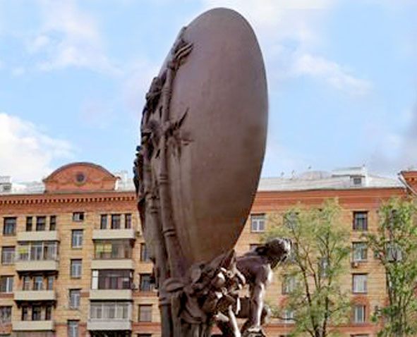 Biểu tượng cây tre phía sau của tượng đài Chủ tịch Hồ Chí Minh ở Quảng trường Hồ Chí Minh (thủ đô Matxcơva).