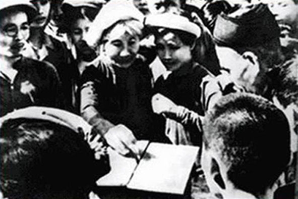 Cử tri đi bỏ phiếu bầu cử Quốc hội khóa I của nước Việt Nam Dân chủ Cộng hòa (ngày 6-1-1946).  Ảnh tư liệu