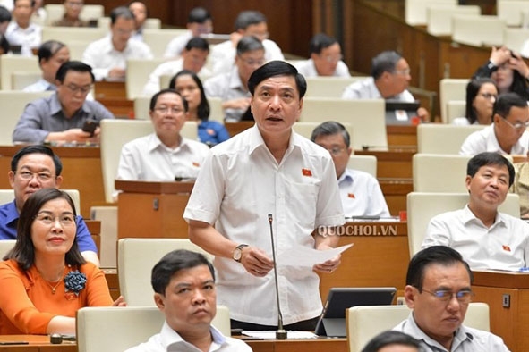  Đại biểu  Bùi Văn Cường,  Đoàn đại biểu  Quốc hội  tỉnh Đắk Lắk  phát biểu  tại một  phiên họp  của Quốc hội  khóa XIV. 
