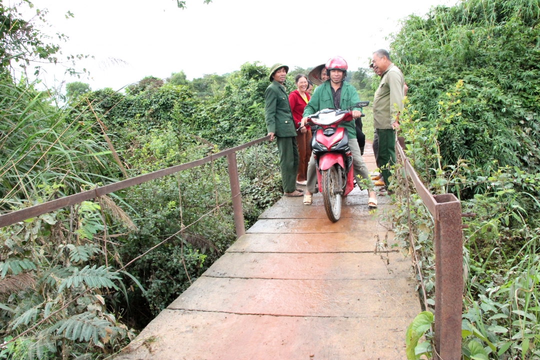 Cầu dân sinh qua suối Ea Rớt do cán bộ, hội viên CCB và người dân thôn Thanh Sơn (xã Vụ Bổn) đóng góp xây dựng.