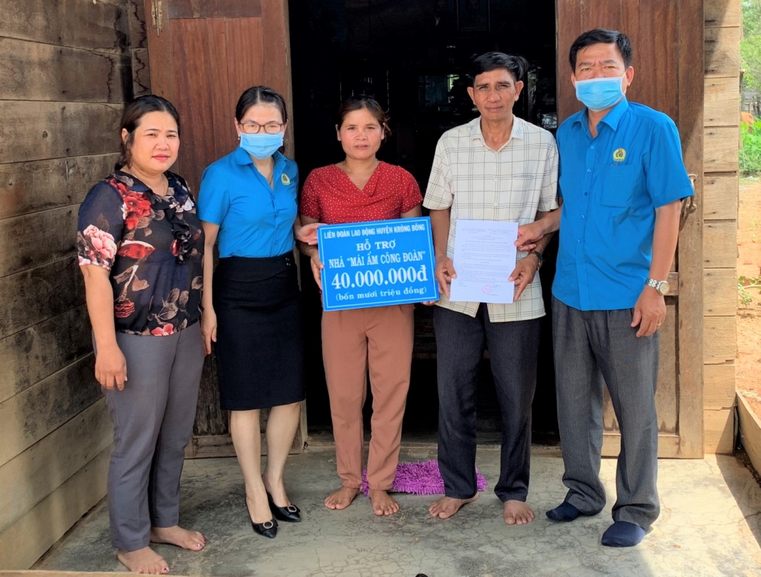 Đại diện LĐLĐ huyện Krông Bông trao quyết định hỗ trợ kinh phí xây dựng nhà 1 nhà Mái ấm công đoàn cho đoàn viên Y Sự Byă (xã Cư Drăm