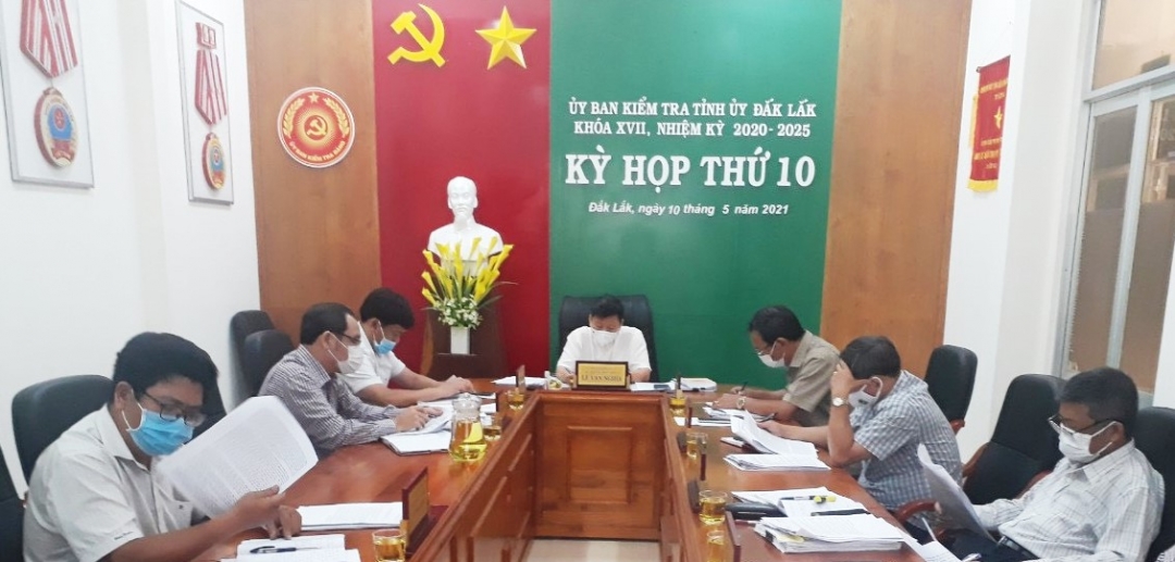 Chủ nhiệm UBKT Tỉnh ủy Lê Văn Nghĩa chủ trì kỳ họp. họp phiên định kỳ lần thứ 10. Ảnh: Hồng Chuyên