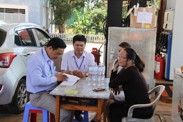 Cán bộ ngành thuế hỗ trợ người nộp thuế thực hiện hóa đơn, chứng từ tại trụ sở người nộp thuế. 