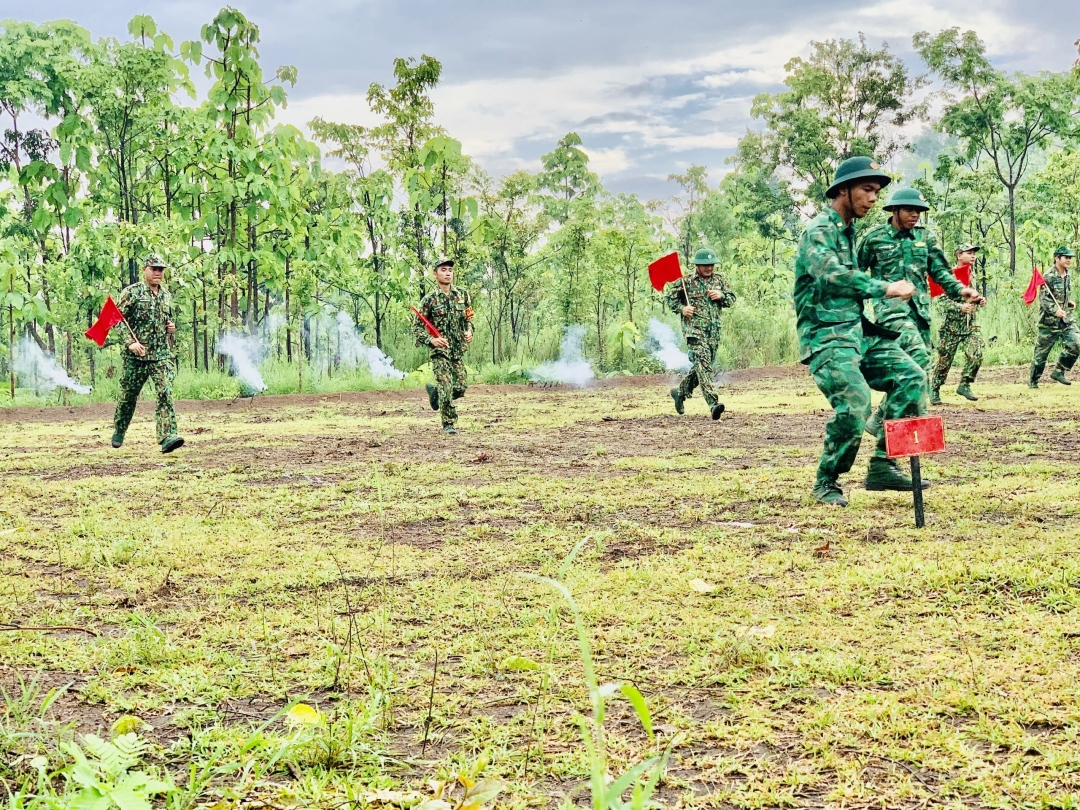 Chiến sĩ mới thực hành nội dung sử dụng thuốc nổ