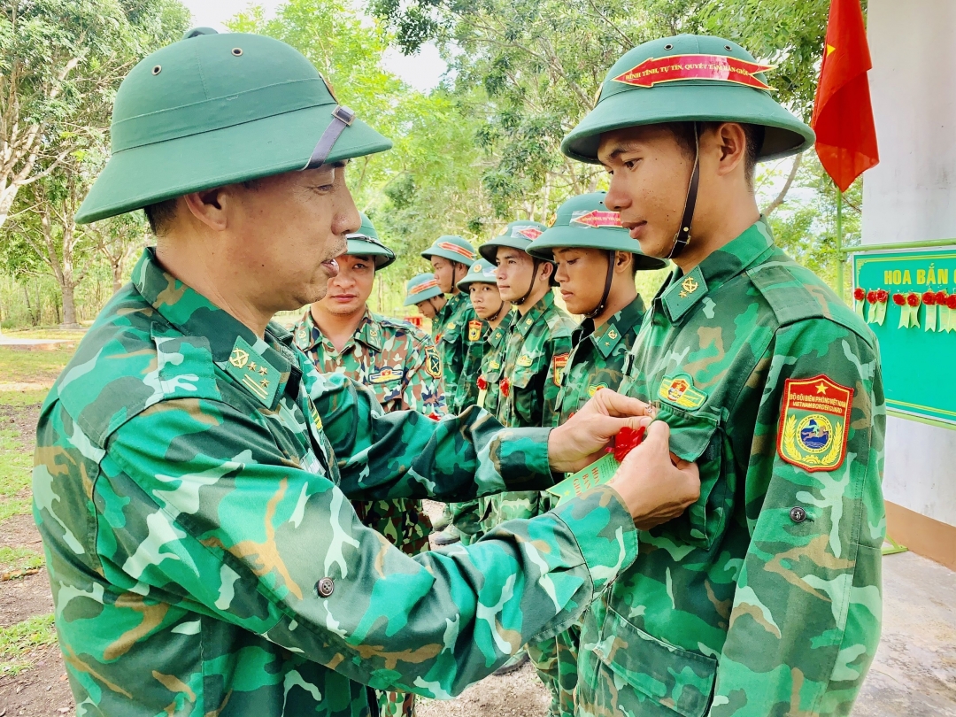 Thượng tá Nguyễn Công Tuấn, Phó Chỉ huy trưởng kiêm Tham mưu trưởng BĐBP tỉnh Đắk Lắk trao hoa bắn giỏi cho các chiến sĩ mới có thành tích cao