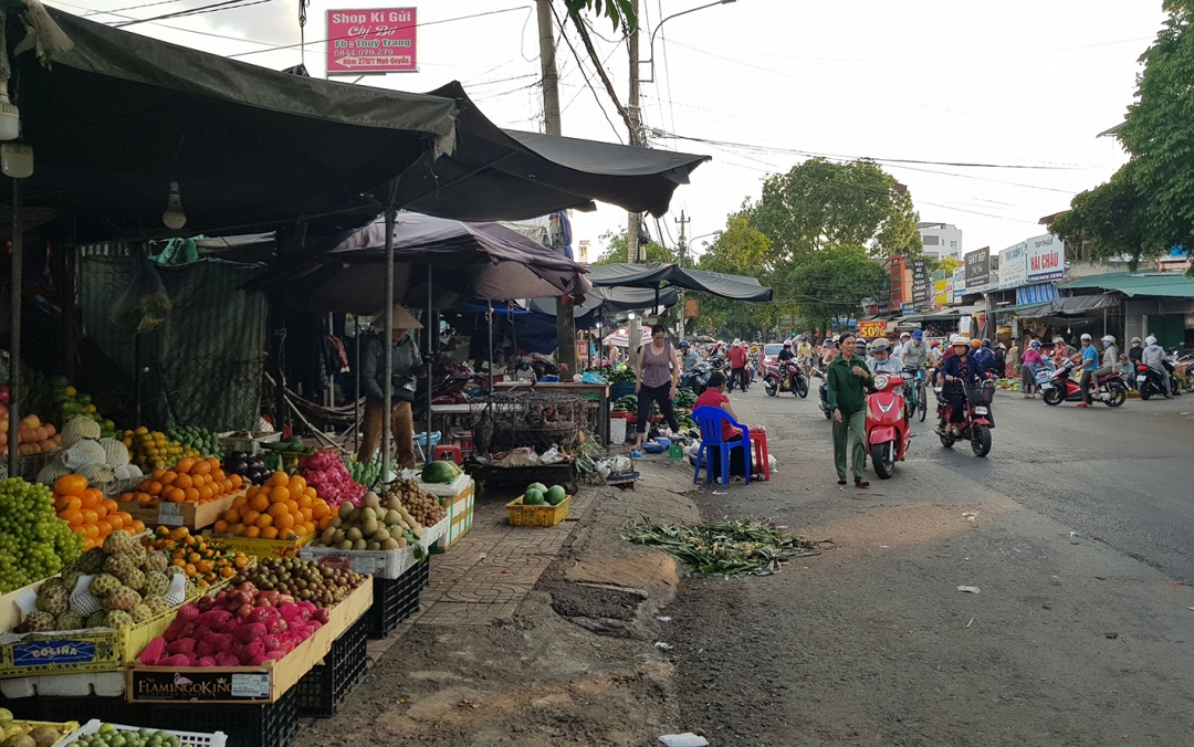 Chợ truyền thống với phương thức giao dịch tiền mặt vẫn phổ biến với hoạt động thương mại  TP. Buôn Ma Thuột.    