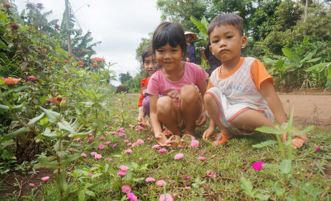 Cảnh quan nông thôn ở huyện Cư M’gar thêm thân thiện với những con đường hoa.   Ảnh: Thảo Djuang