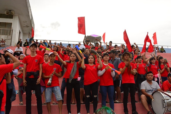 Các cổ động viên Câu lạc bộ bóng đá Đắk Lắk luôn đồng hành cùng đội bóng. 