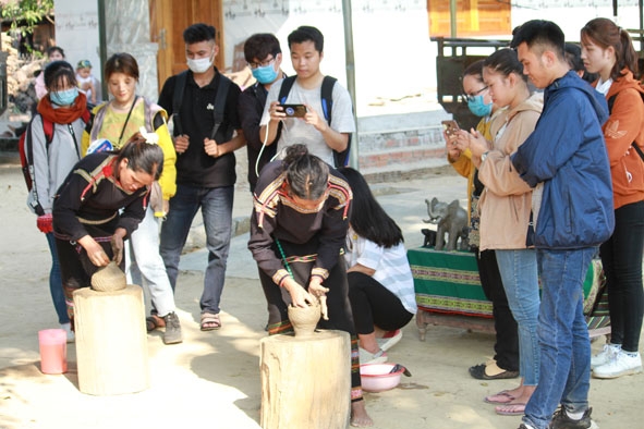 Du khách tham quan làng gốm ở xã Yang Tao.
