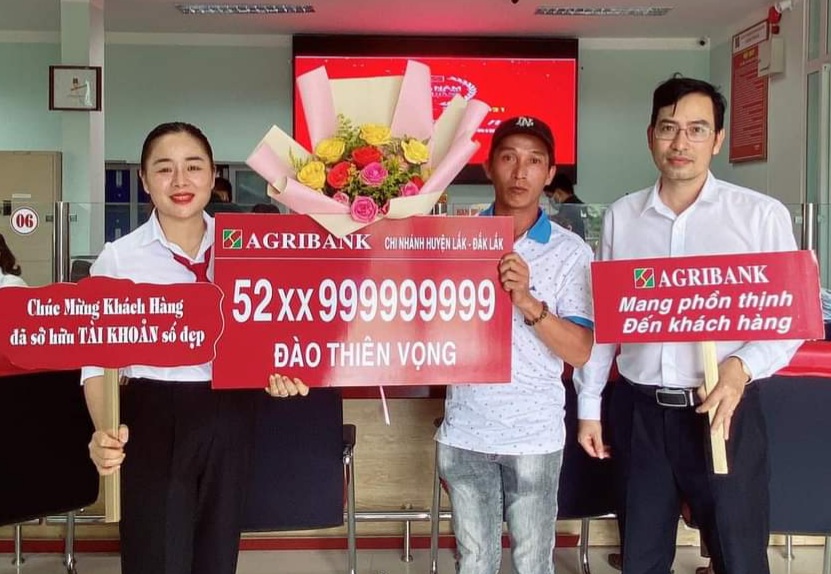 Lãnh đạo Agribank Chi nhánh huyện Lắk (trực thuộc Agribank Đắk Lắk) trao bảng tượng trưng ghi nhận tài khoản thanh toán số đẹp cho một khách hàng trên địa bàn