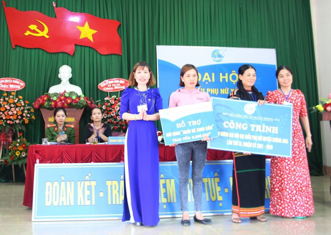Đại diện Hội LHPN huyện Krông Ana và Hội LHPN xã Ea Na trao vốn khởi nghiệp cho hội viên phụ nữ xã Ea Na. 