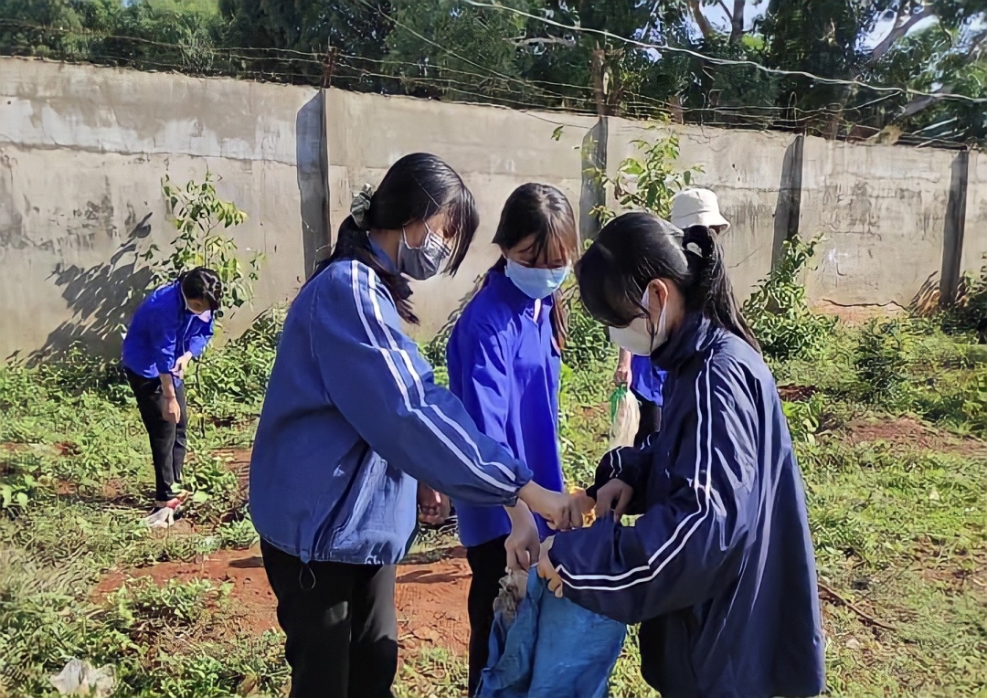 Đoàn viên thanh niên ra quân thu gom rác thải