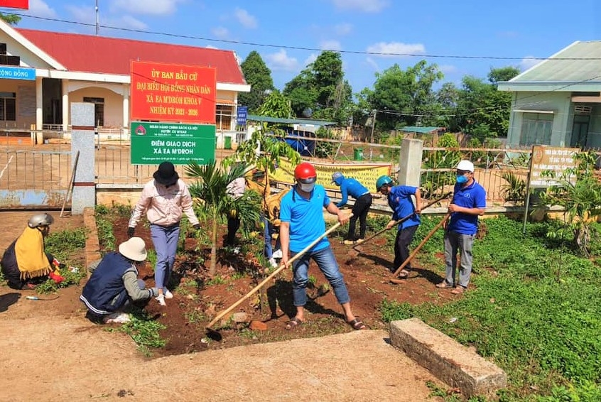 Đoàn viên thanh niên xã Ea M’droh tham gia dọn vệ sinh, phát quang bụi rậm