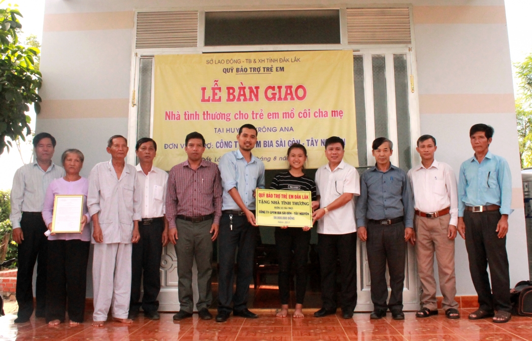 Đại diện Sở LĐ-TB&XH, Quỹ Bảo trợ trẻ em tỉnh, nhà tài trợ và chính quyền địa phương bàn giao nhà Tình thương cho trẻ mồ côi  tại huyện Krông Ana.  