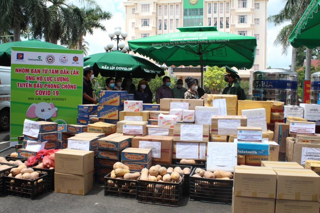 Nhóm bạn Từ tâm Đắk Lắk ủng hộ lực lượng tuyến đầu phòng chống dịch COVID-19