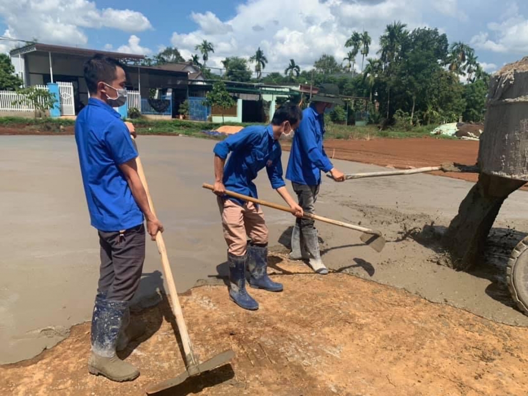 Đoàn viên thanh niên huyên Cư Kuin tham gia bê tông hóa sân bóng chuyền