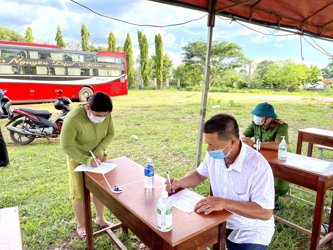 Người dân khai báo y tế tại chốt kiểm soát phòng, chống dịch COVID-19 (xã Hòa Phú, TP. Buôn Ma Thuột). 