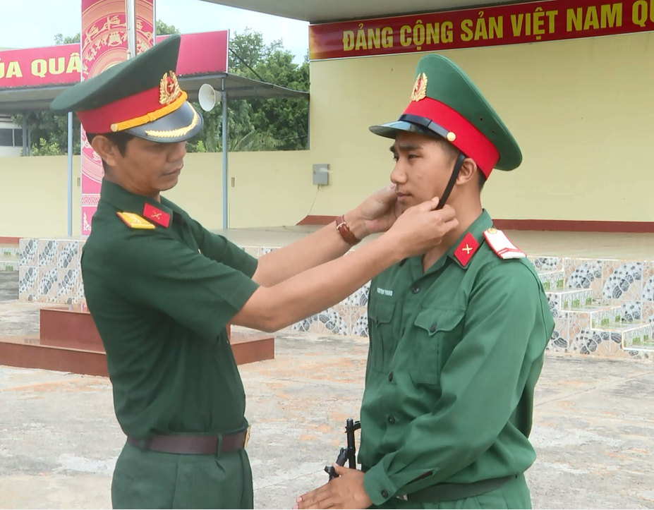 hượng tá Y Miên Ktul (bên trái)kiểm tra  lễ tiết tác phong  quân nhân.  