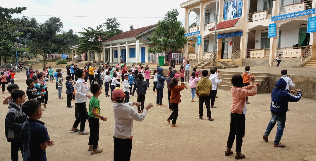 Học sinh Trường Tiểu học Yang Mao (xã Yang Mao, huyện Krông Bông) trong giờ thể dục.  Ảnh: Tùng Lâm